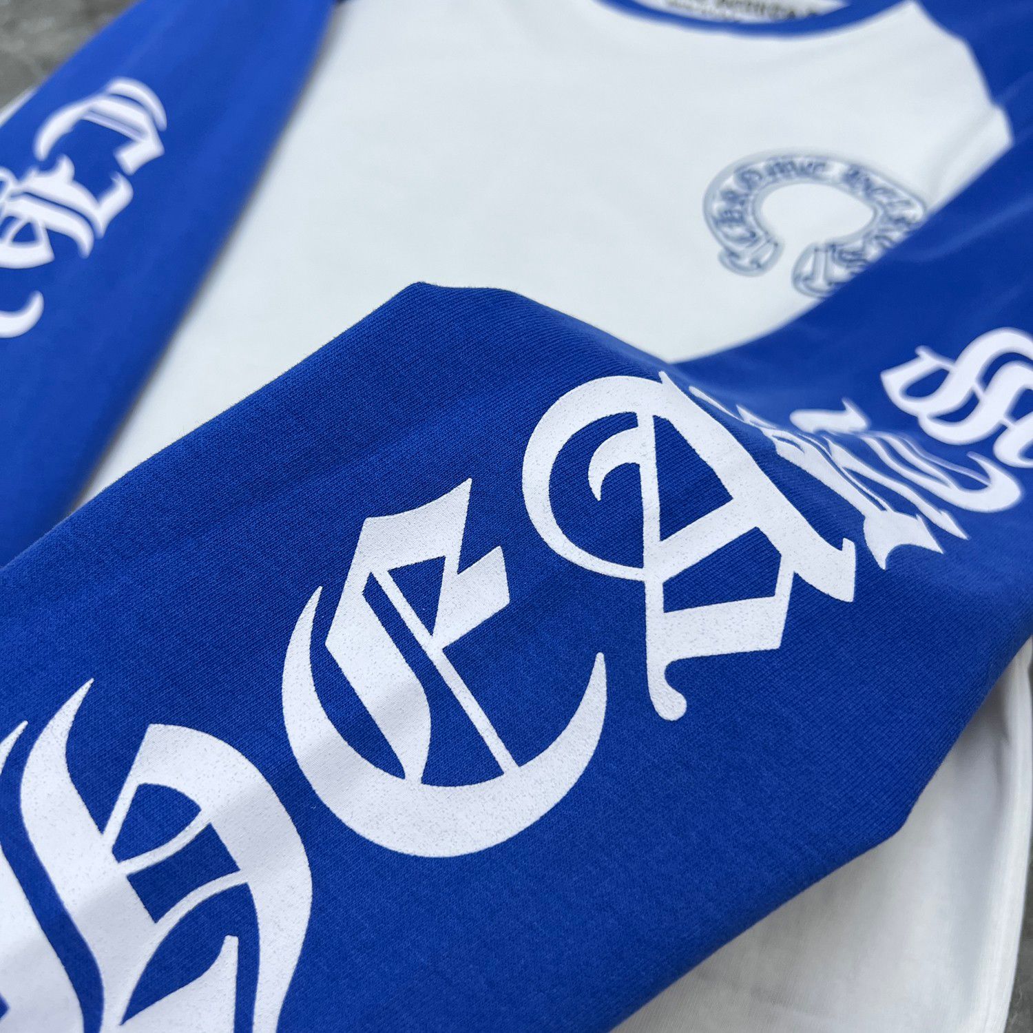 Horse Shoe Logo Baseball White & Blue Long Sleeve™