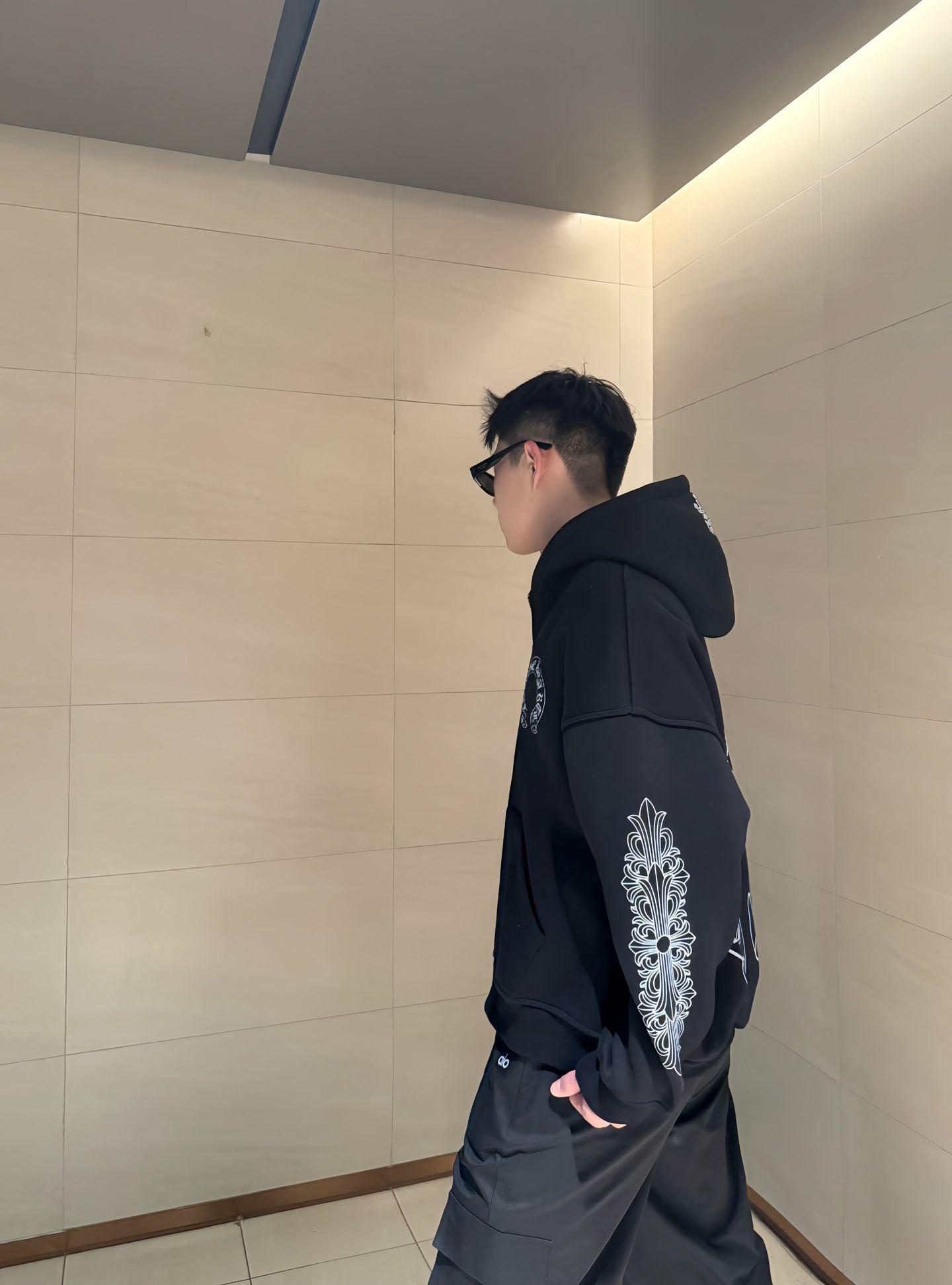 White Horse Shoe Logo Black Oversized Hoodie™