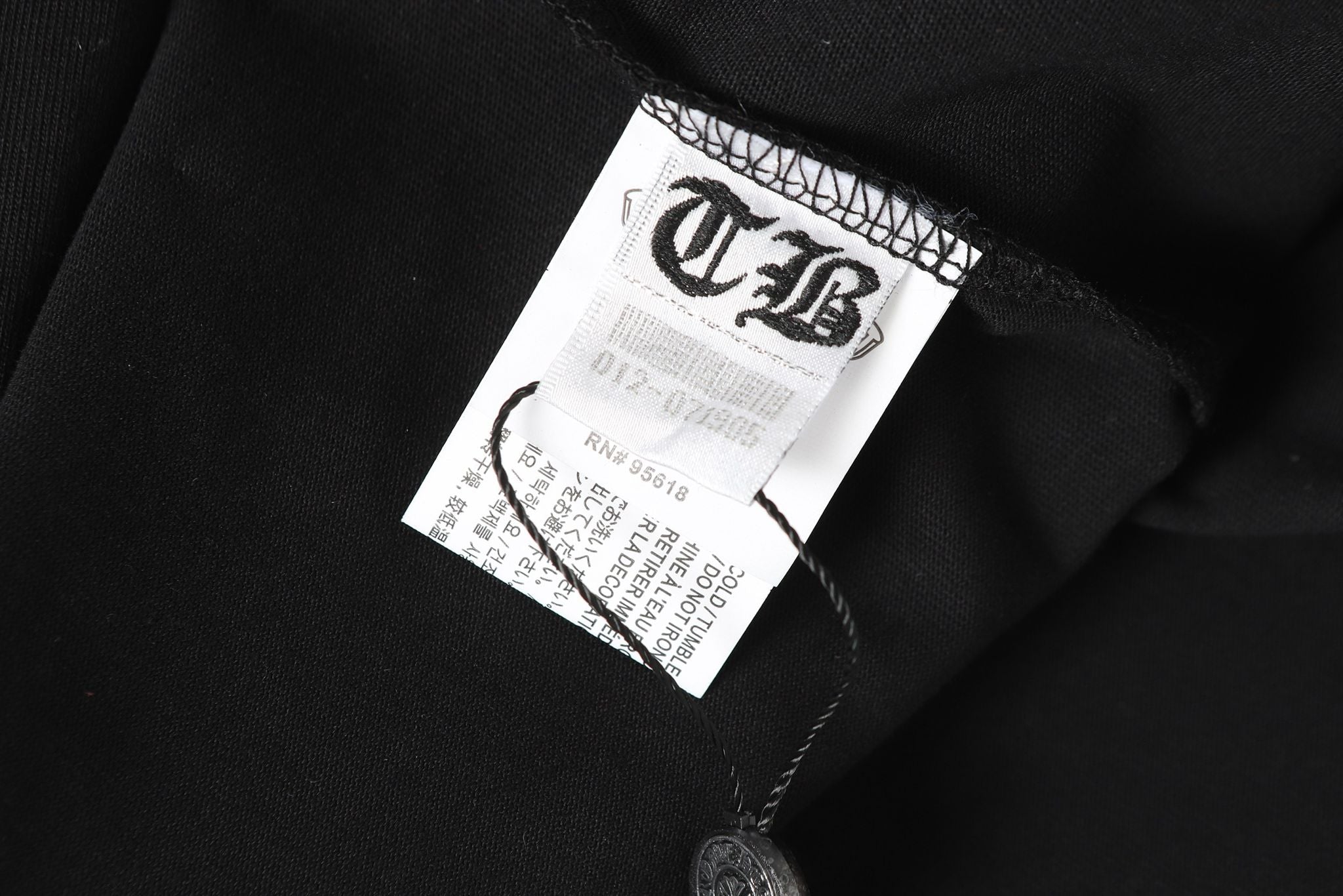 Yellow Typography Collar Black Long Sleeve™