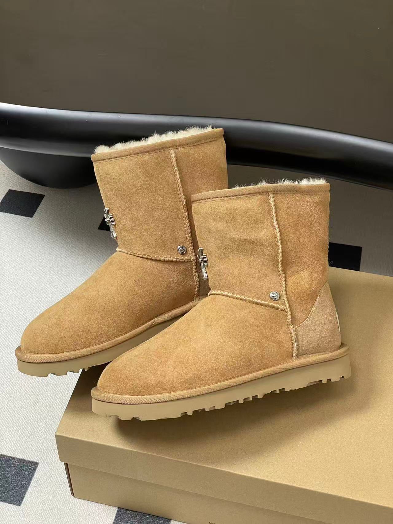 Metallic Cross Beige Fur Boots™