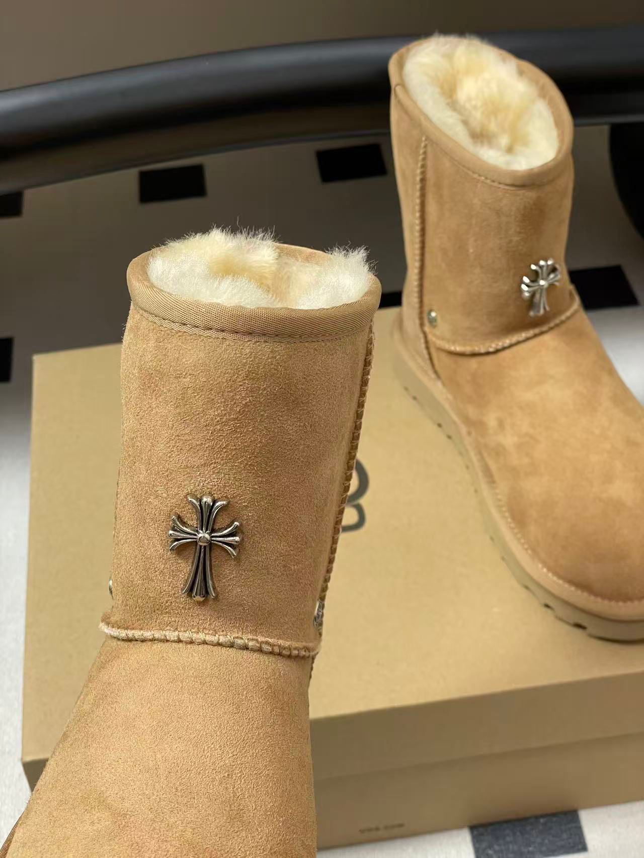 Metallic Cross Beige Fur Boots™