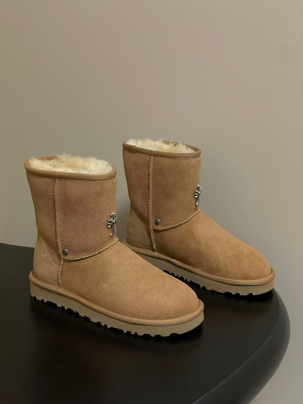 Metallic Cross Beige Fur Boots™