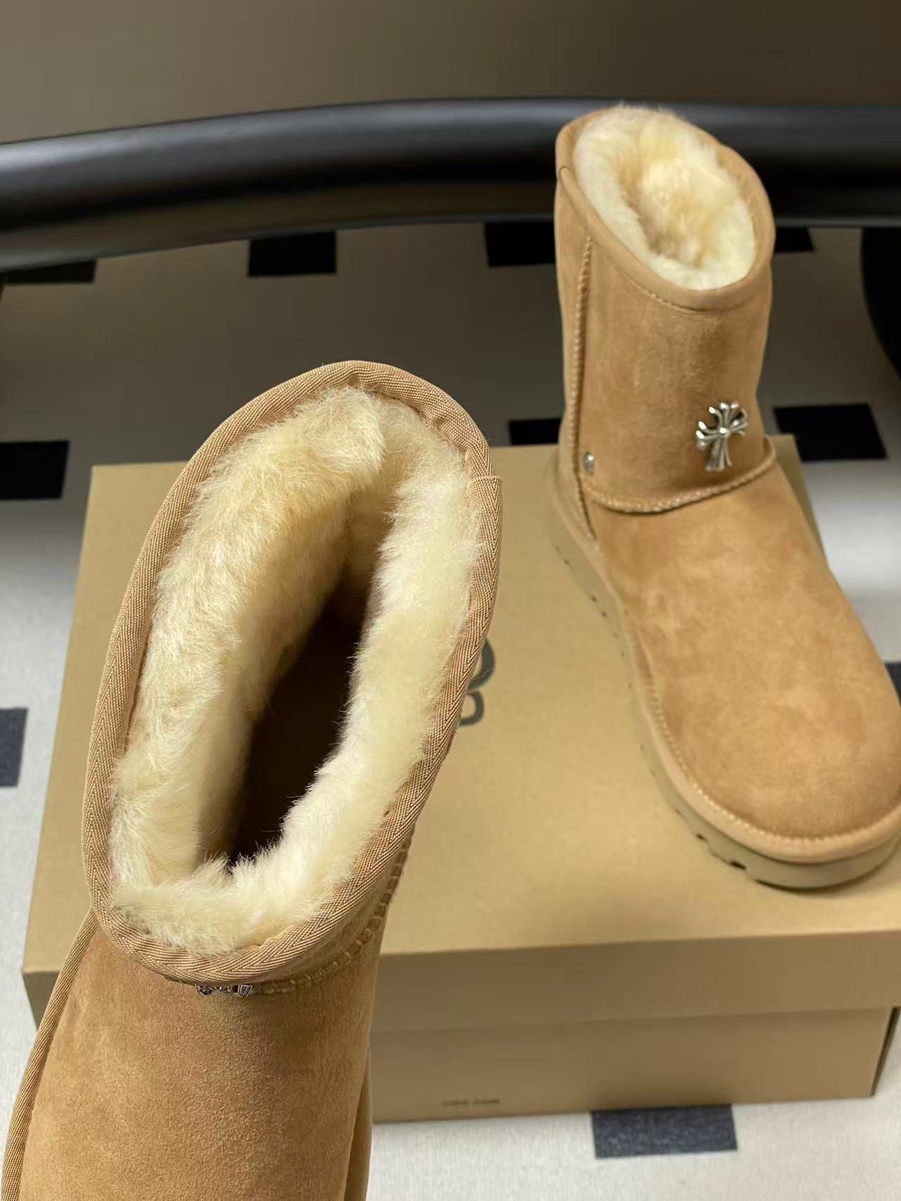 Metallic Cross Beige Fur Boots™