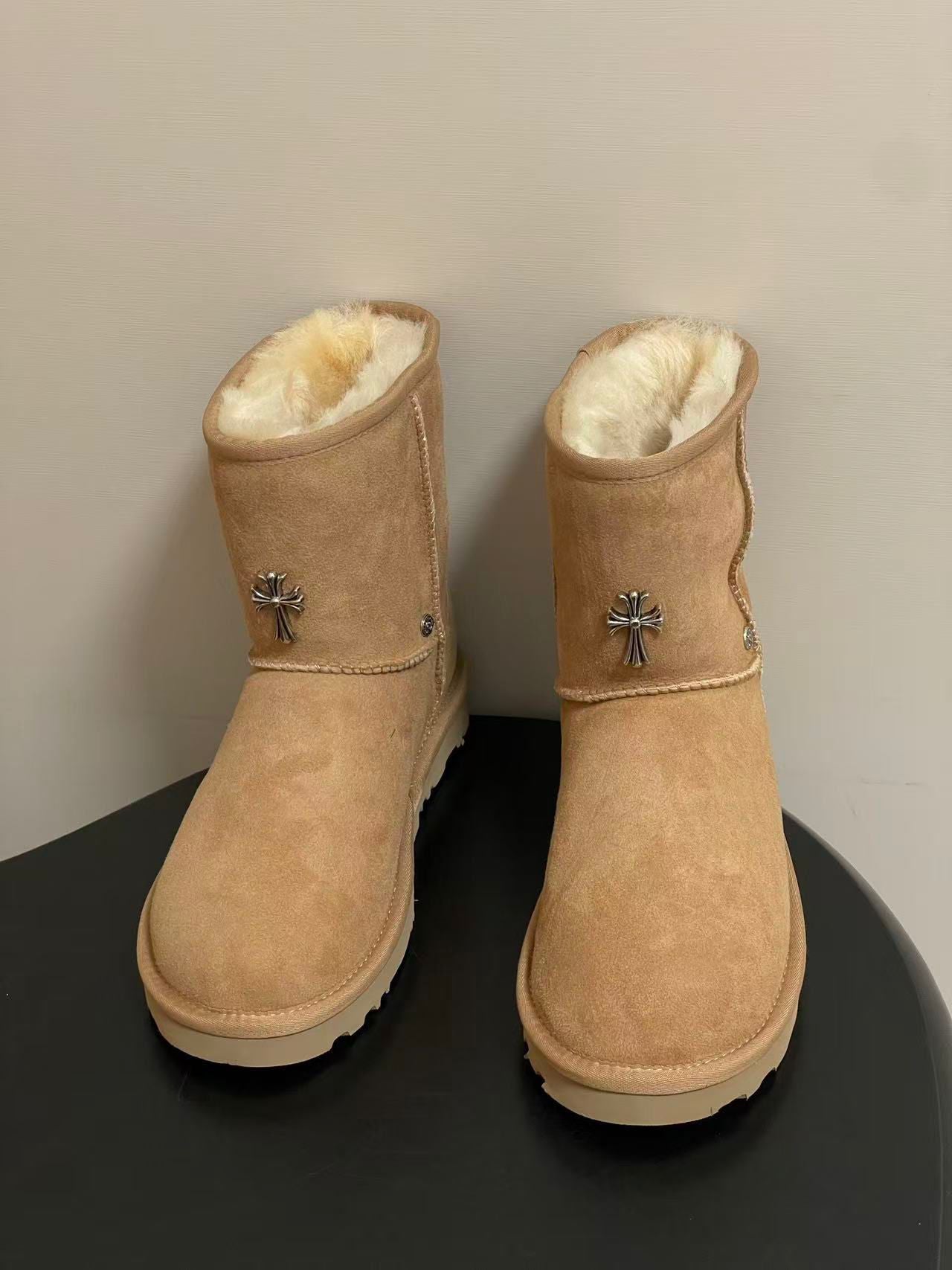 Metallic Cross Beige Fur Boots™
