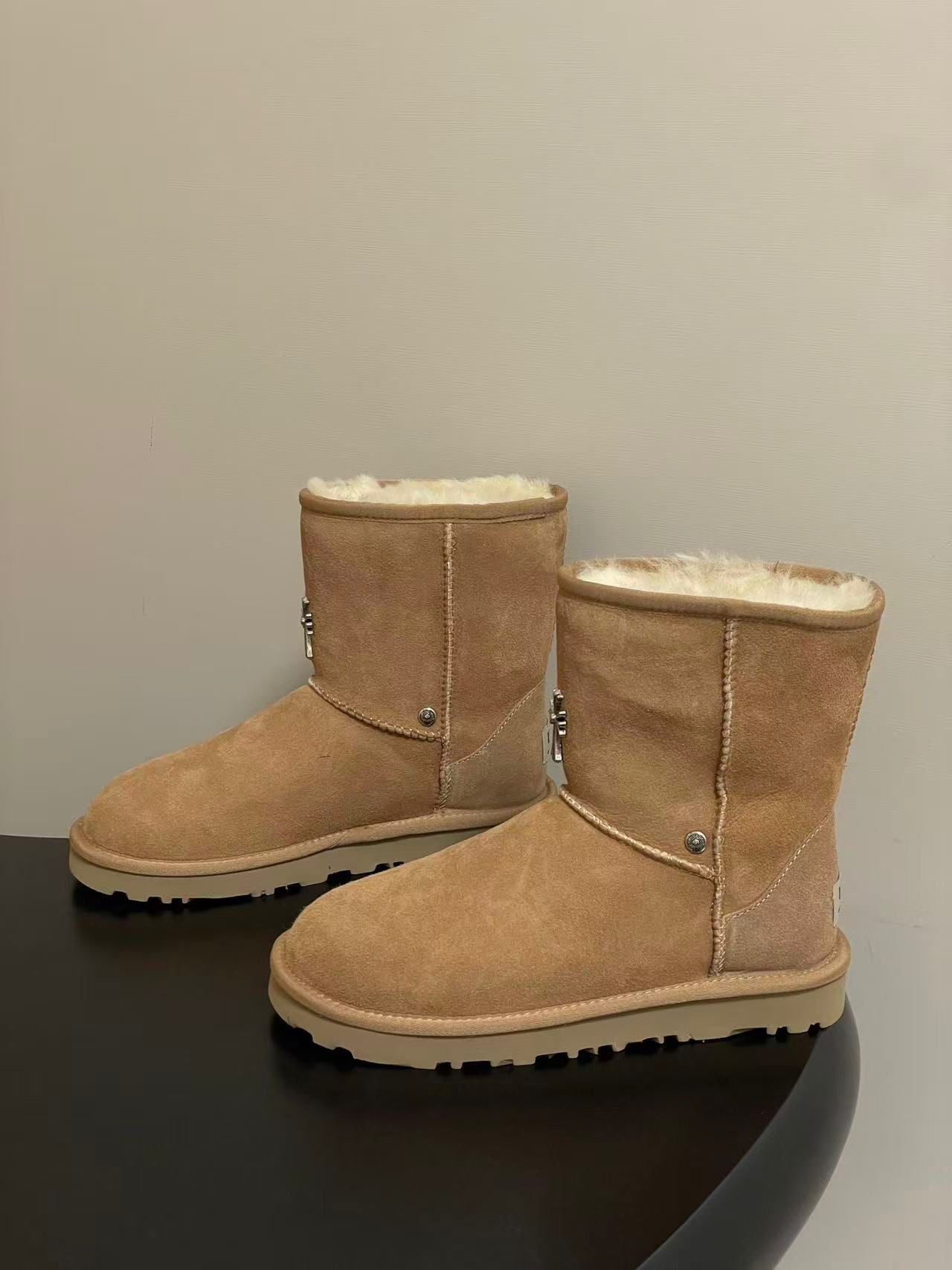 Metallic Cross Beige Fur Boots™