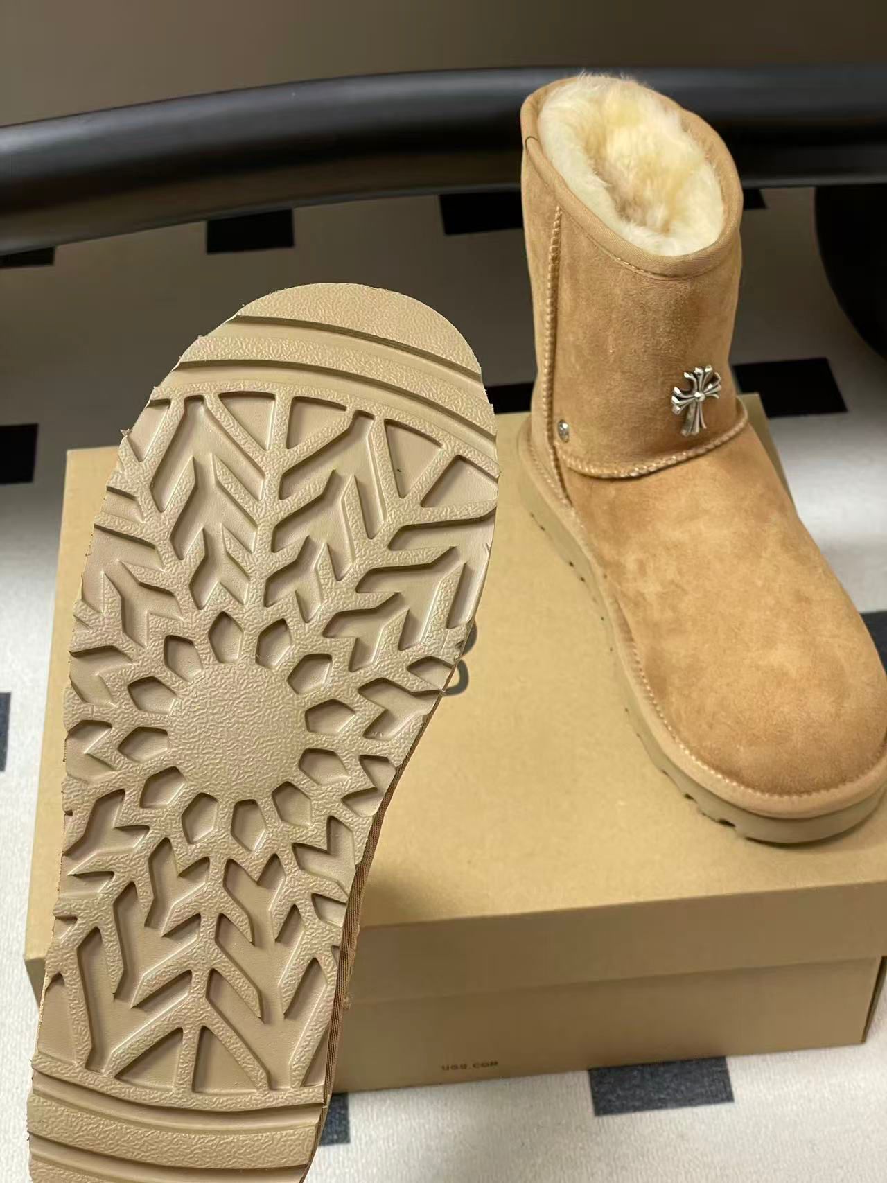 Metallic Cross Beige Fur Boots™