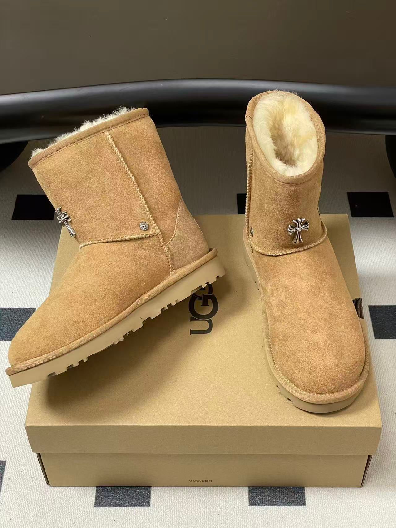 Metallic Cross Beige Fur Boots™