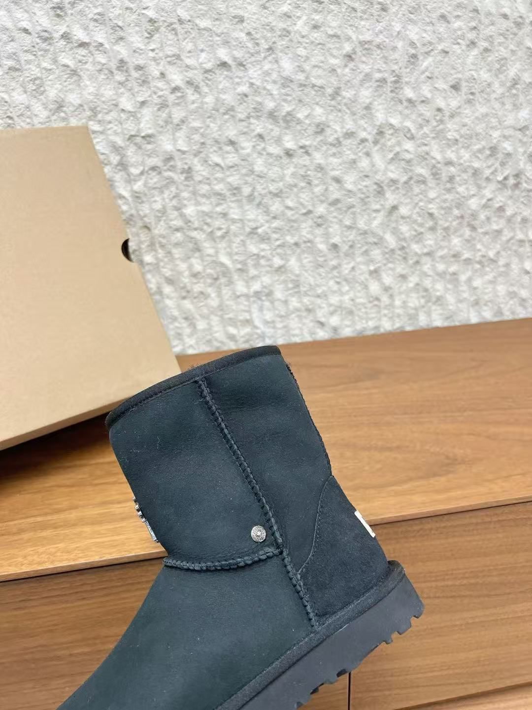 Metallic Cross Black Fur Boots™