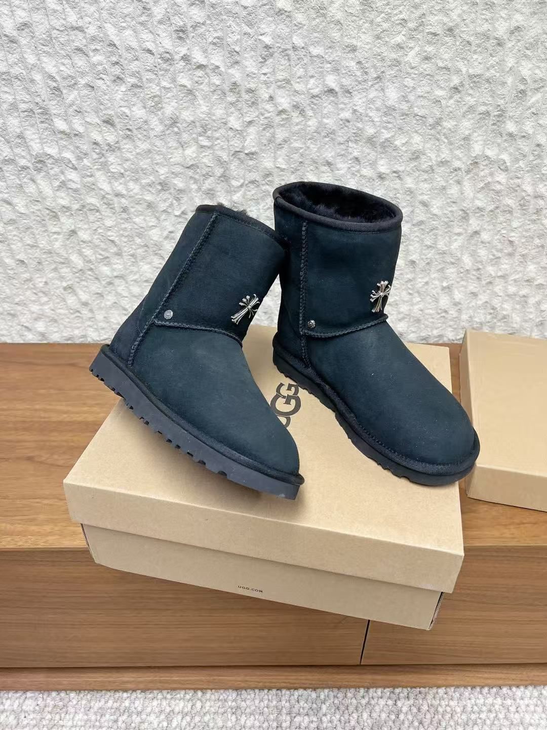 Metallic Cross Black Fur Boots™