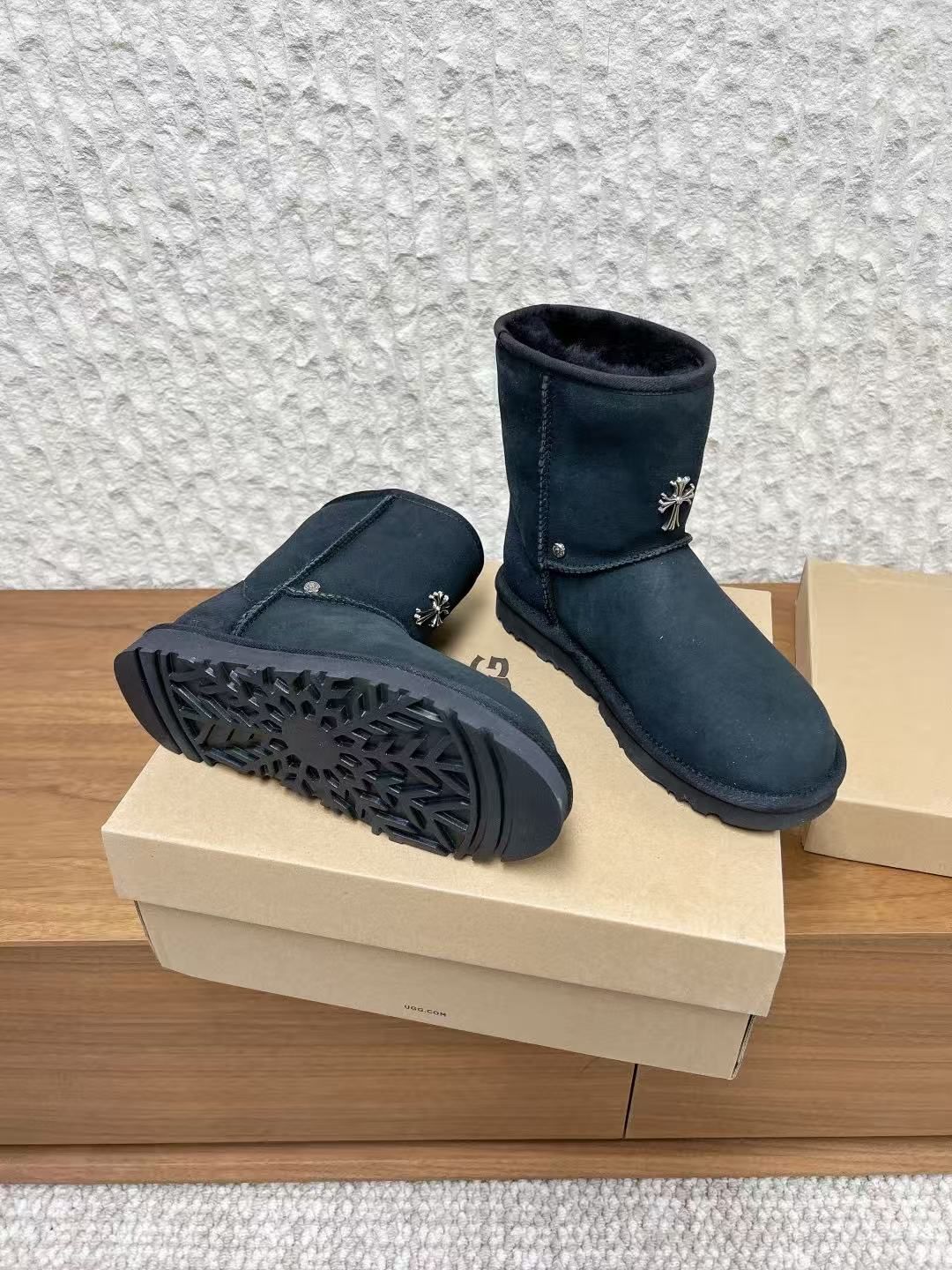 Metallic Cross Black Fur Boots™