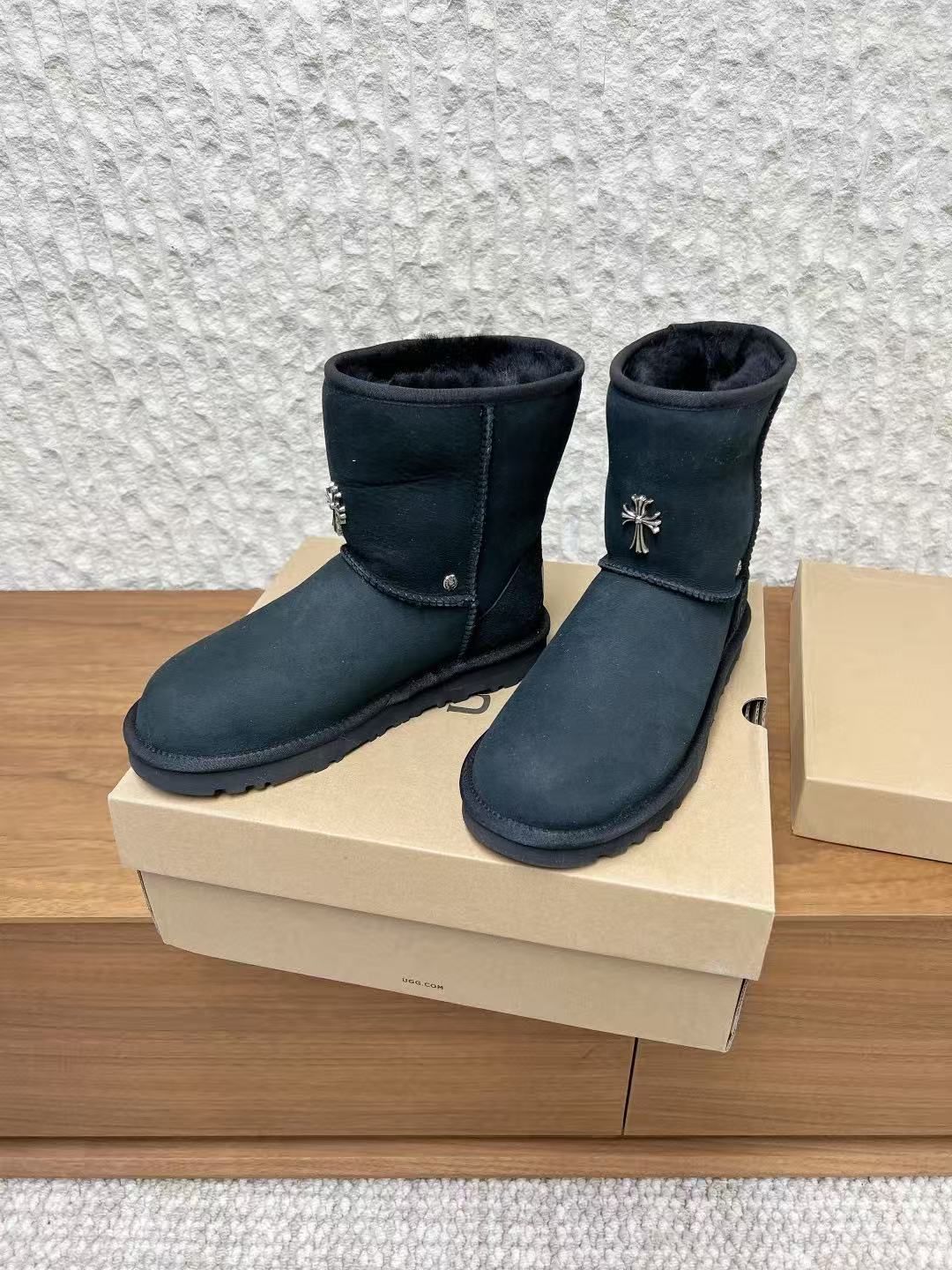 Metallic Cross Black Fur Boots™