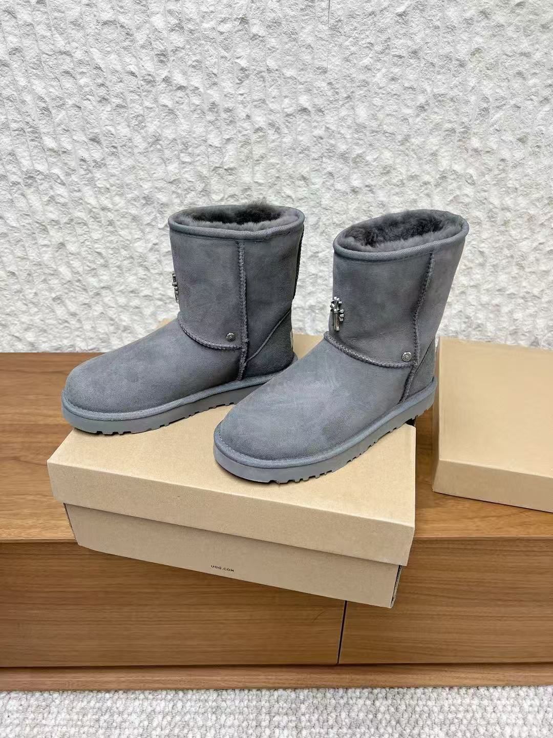 Metallic Cross Grey Fur Boots™