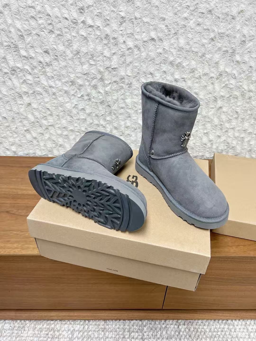 Metallic Cross Grey Fur Boots™