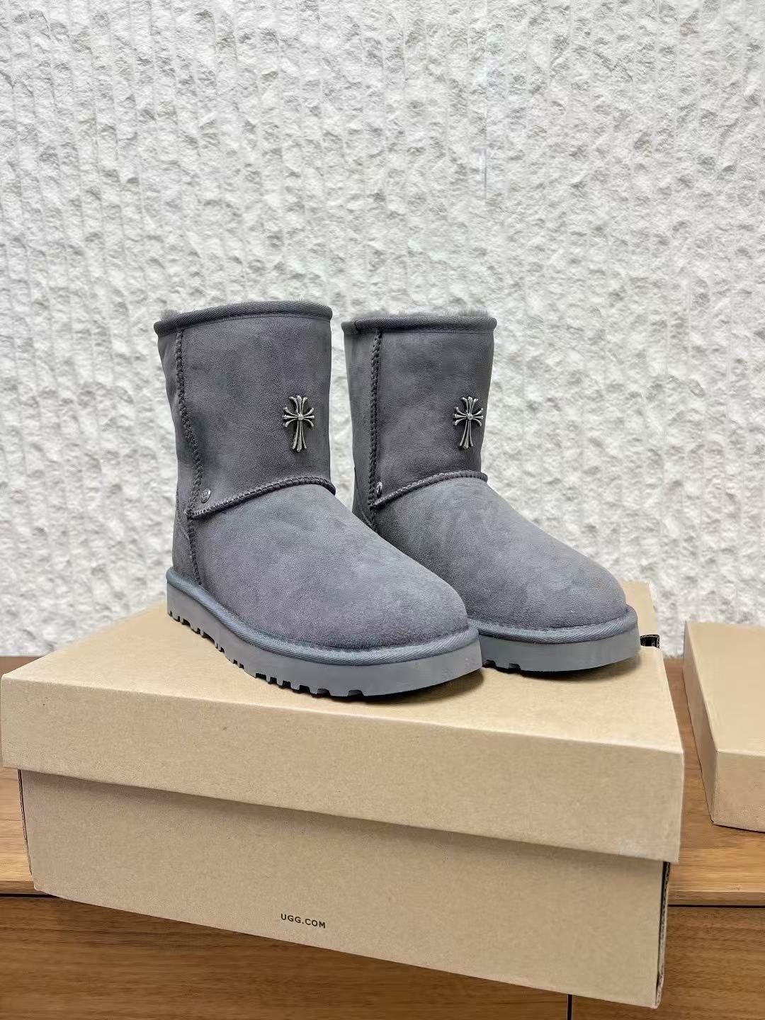 Metallic Cross Grey Fur Boots™