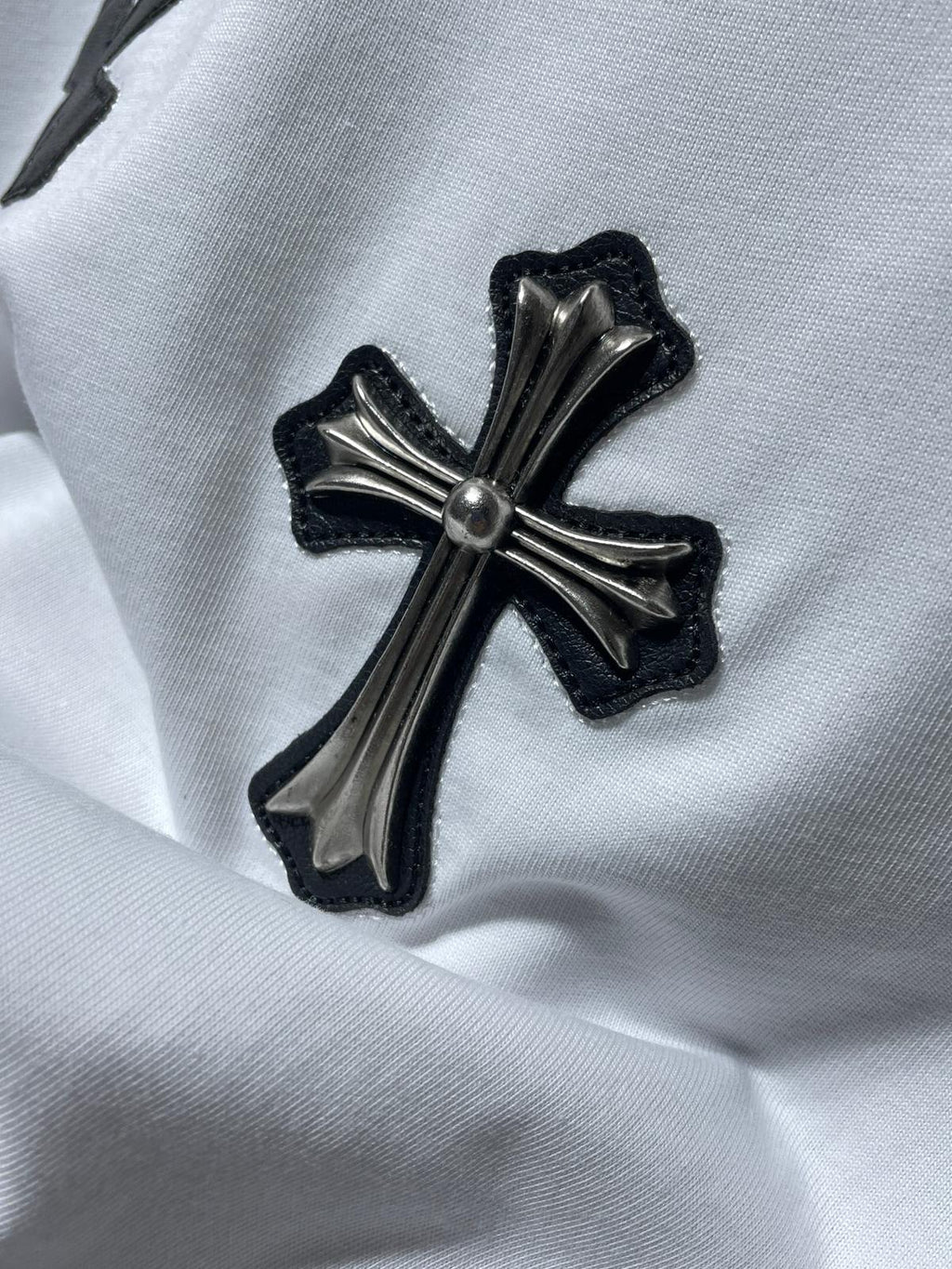 Leather Crosses Neck Collar White T-Shirt™