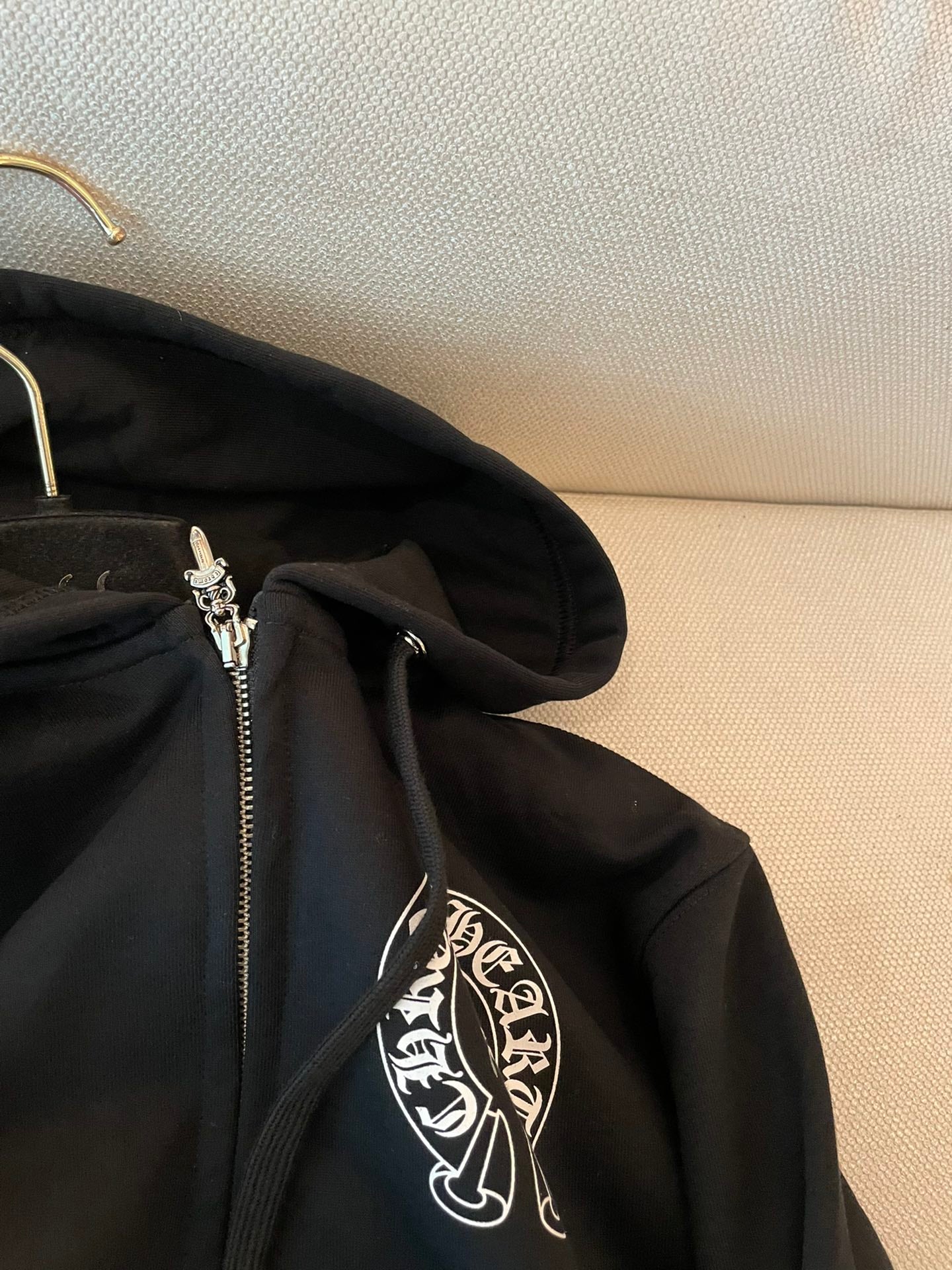 Horse Shoe Logo Women's Cropped Black Hoodie™