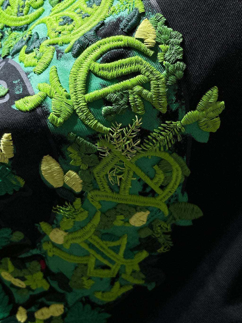 Embroidered Floral Horseshoe Black T-Shirt™