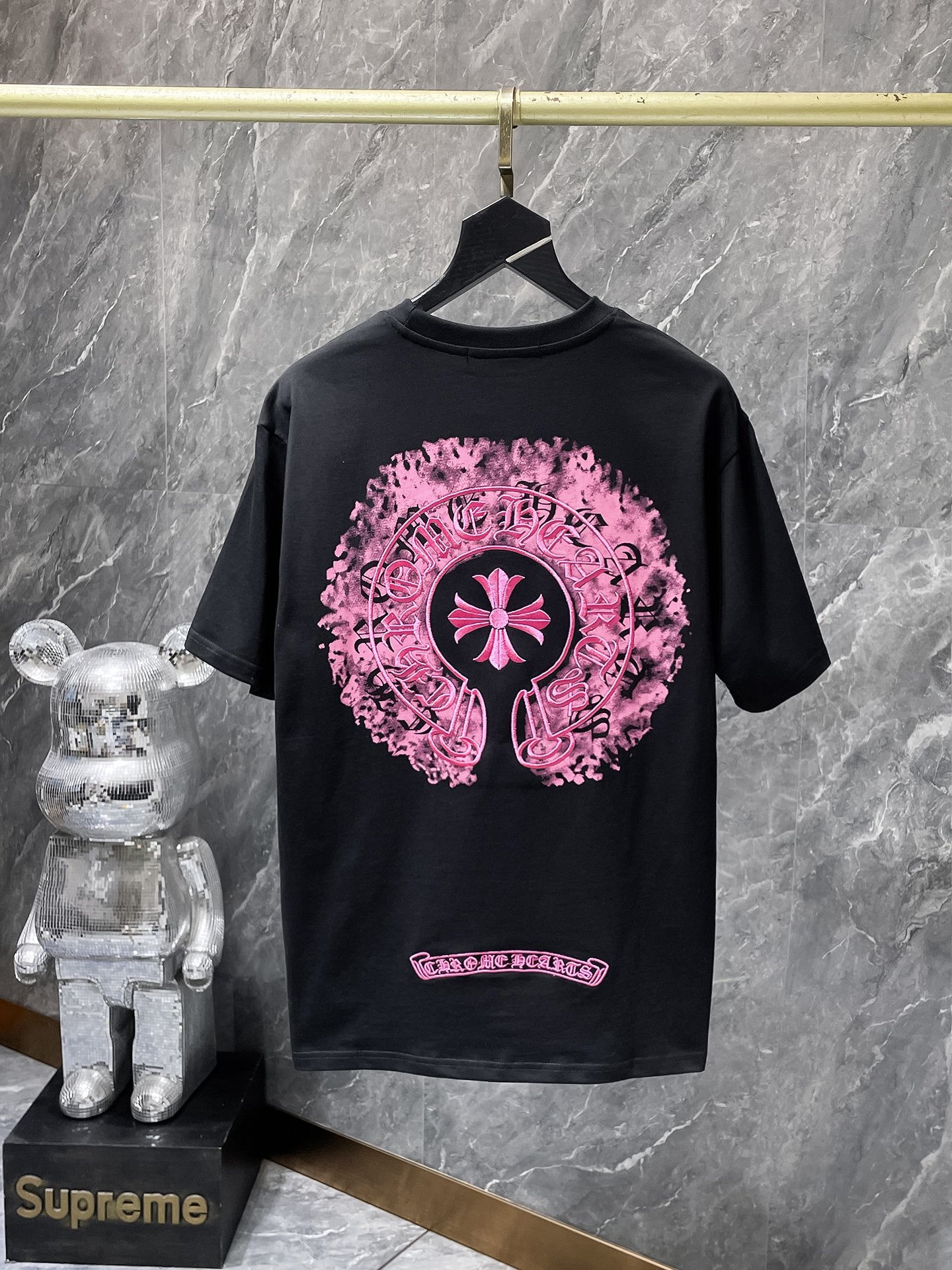 Pink Spray Horseshoe Black T-Shirt™