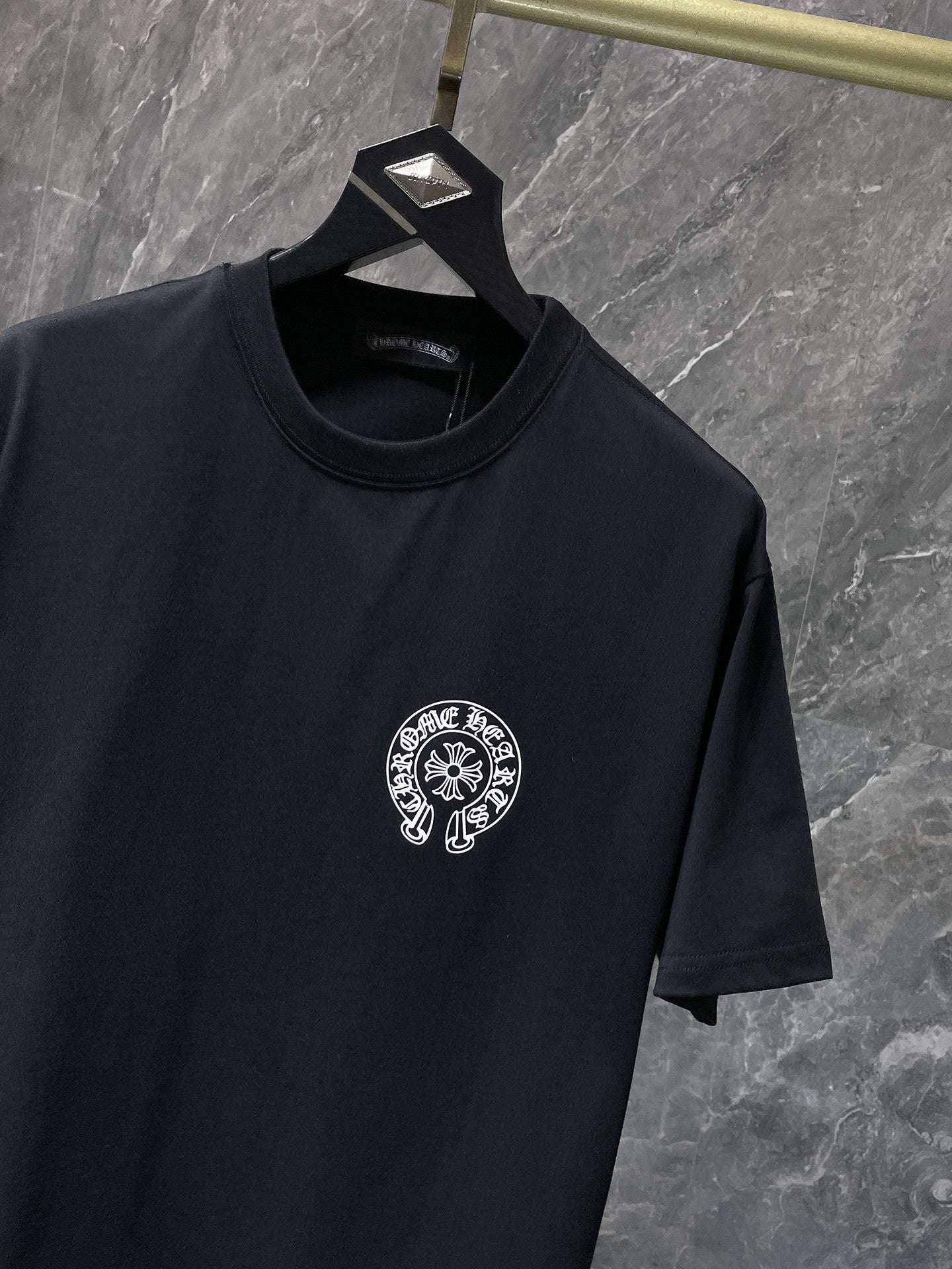 Paint Smear Horseshoe Black T-Shirt™