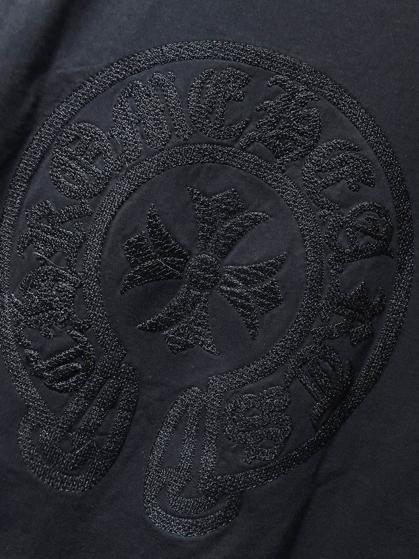 Textured Horseshoe Black T-Shirt™