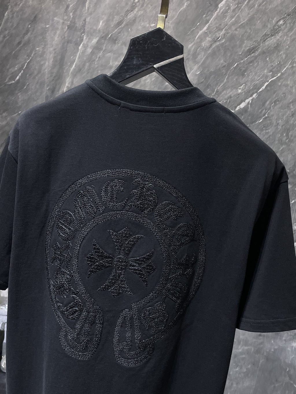 Textured Horseshoe Black T-Shirt™