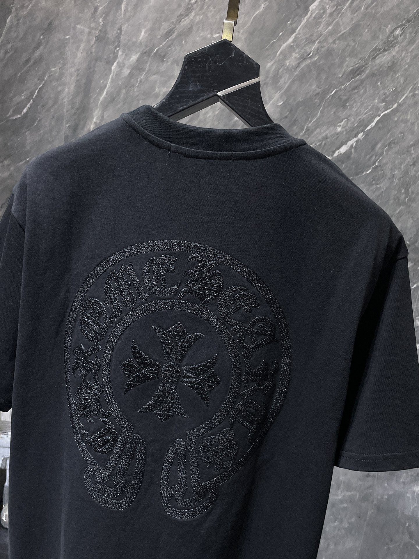 Textured Horseshoe Black T-Shirt™