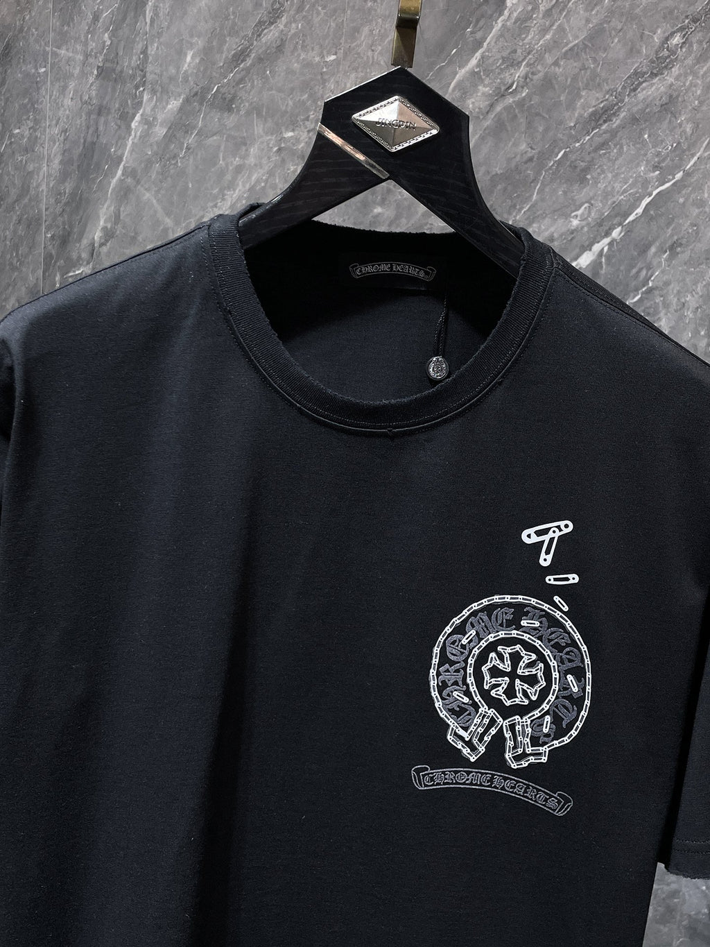 Chain Link Horseshoe Black T-Shirt™