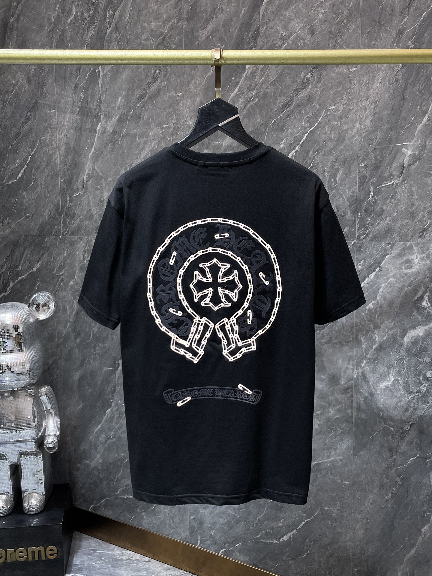 Chain Link Horseshoe Black T-Shirt™