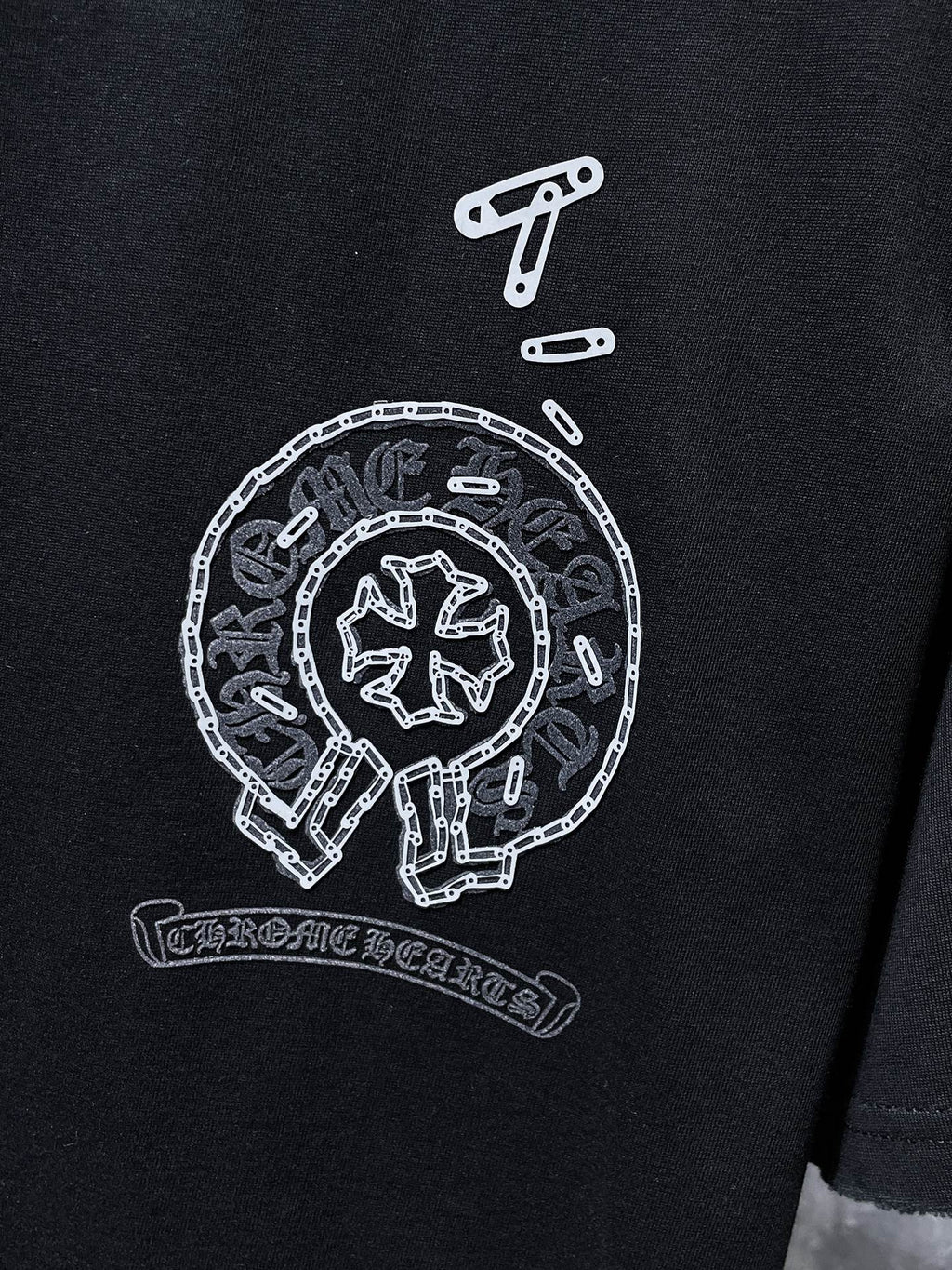 Chain Link Horseshoe Black T-Shirt™