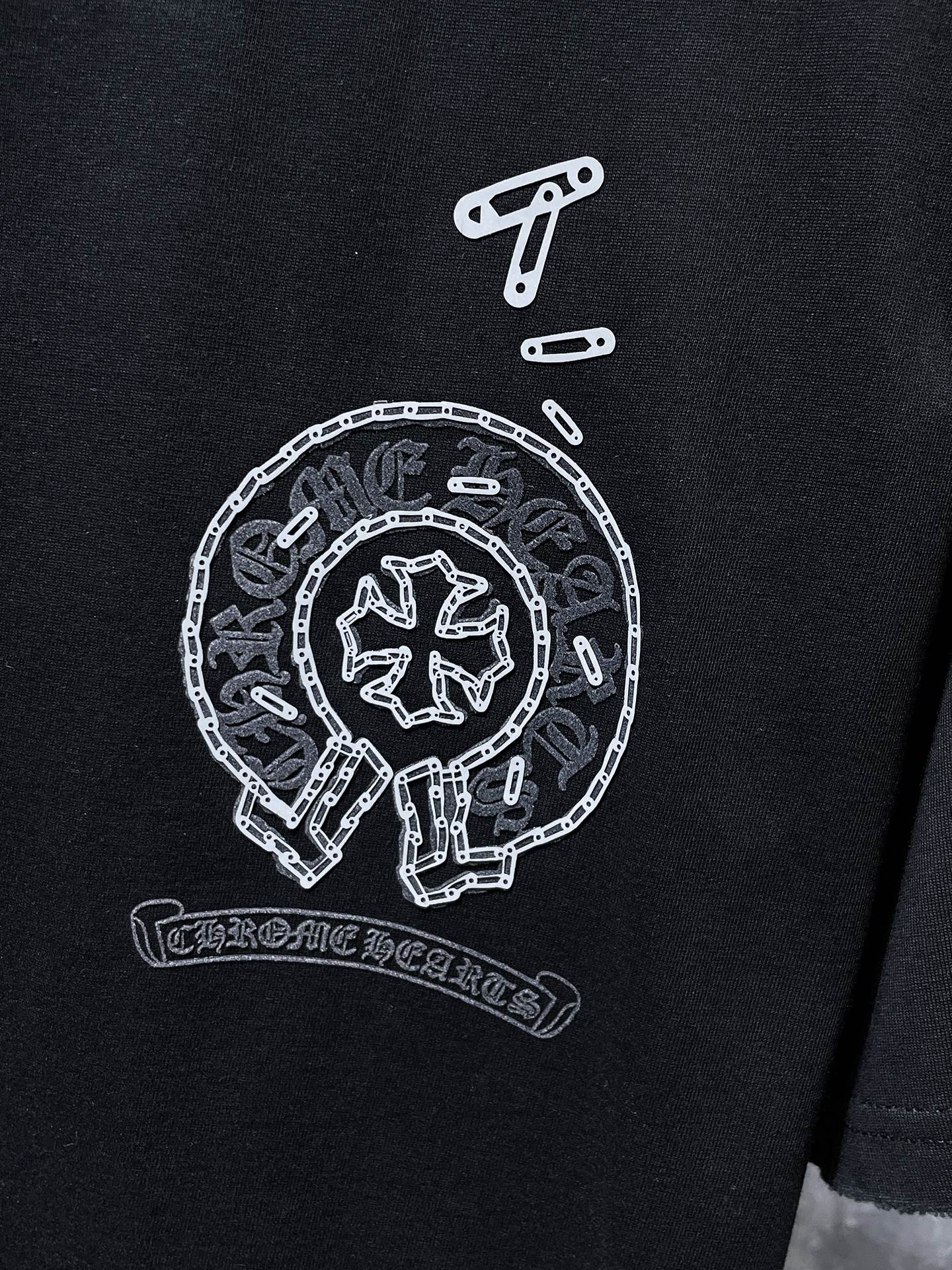 Chain Link Horseshoe Black T-Shirt™
