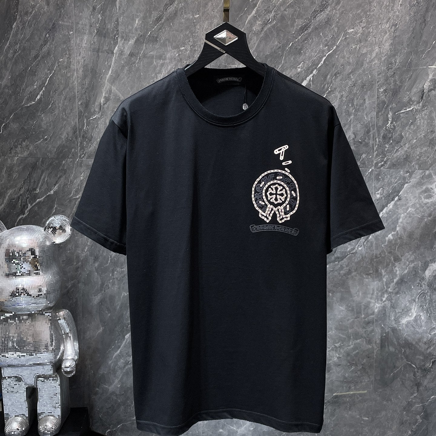 Chain Link Horseshoe Black T-Shirt™