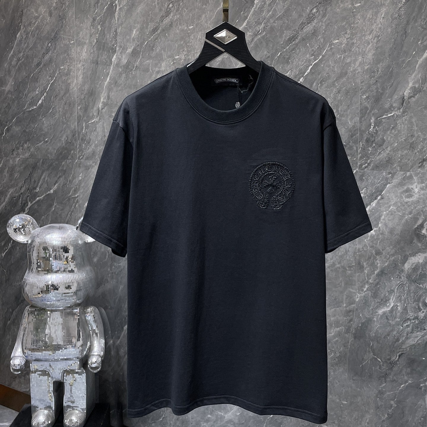 Textured Horseshoe Black T-Shirt™