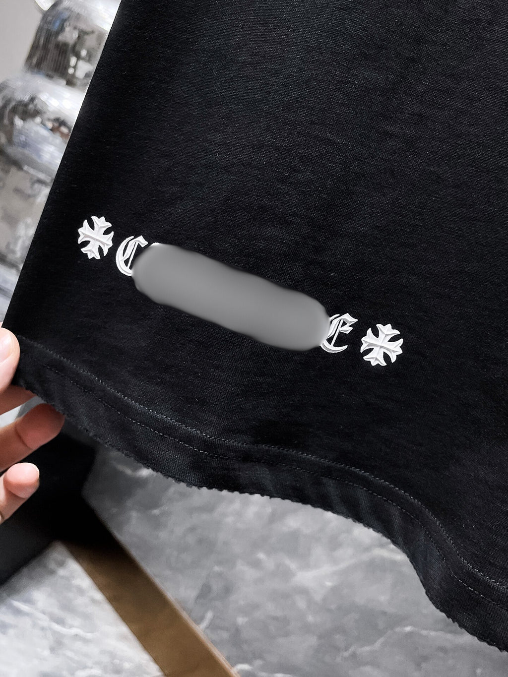 Cross Charm Spray Print Horseshoe Black T-Shirt™