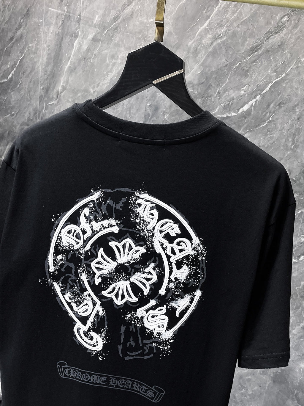Cross Charm Spray Print Horseshoe Black T-Shirt™