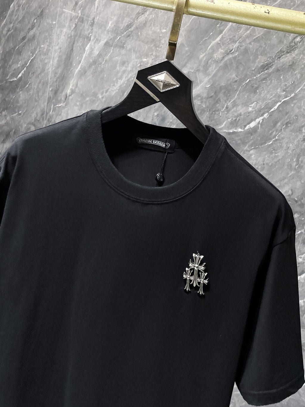 Cross Charm Spray Print Horseshoe Black T-Shirt™