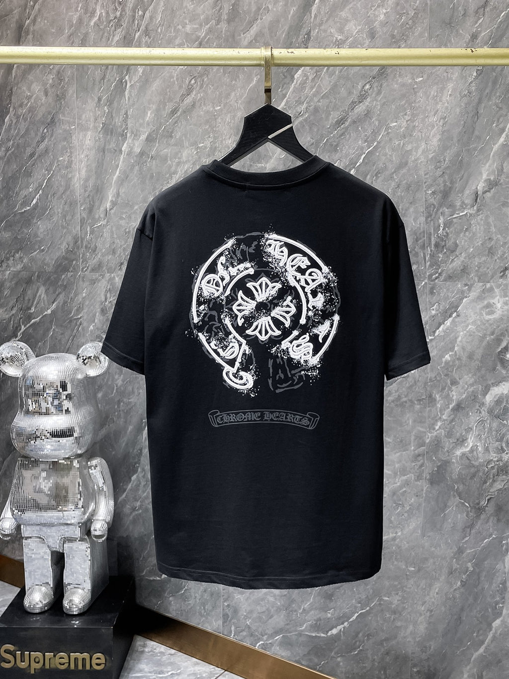 Cross Charm Spray Print Horseshoe Black T-Shirt™