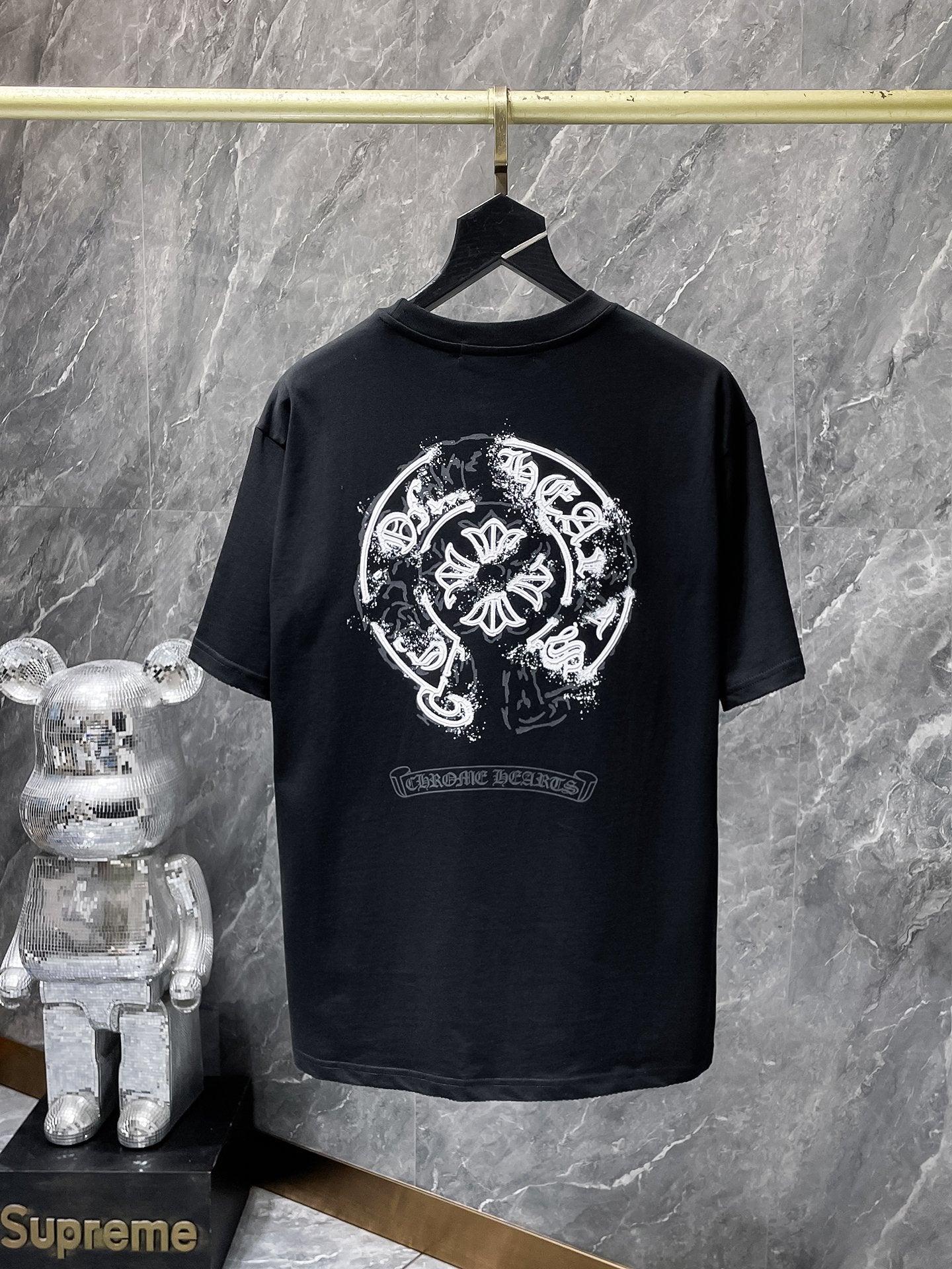 Cross Charm Spray Print Horseshoe Black T-Shirt™