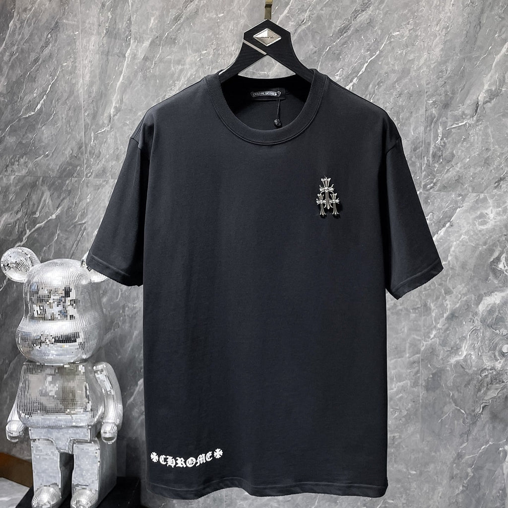 Cross Charm Spray Print Horseshoe Black T-Shirt™
