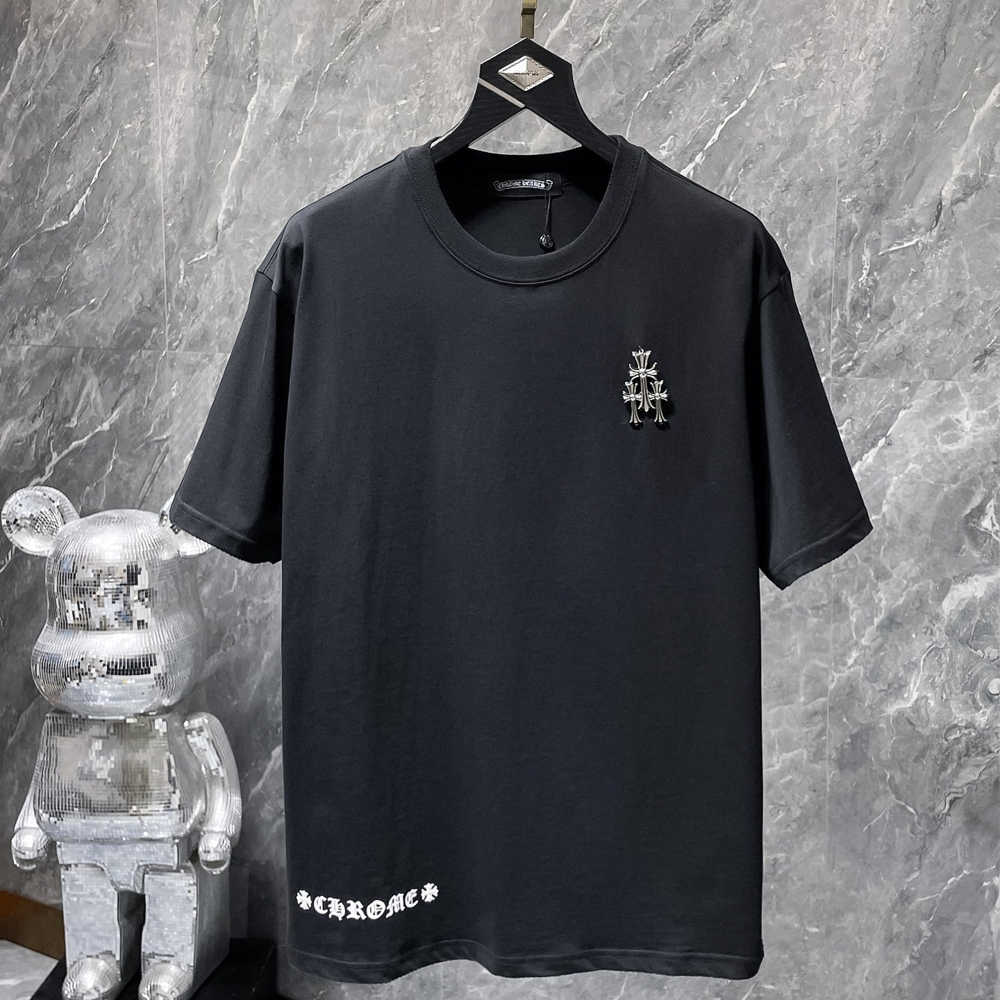 Cross Charm Spray Print Horseshoe Black T-Shirt™