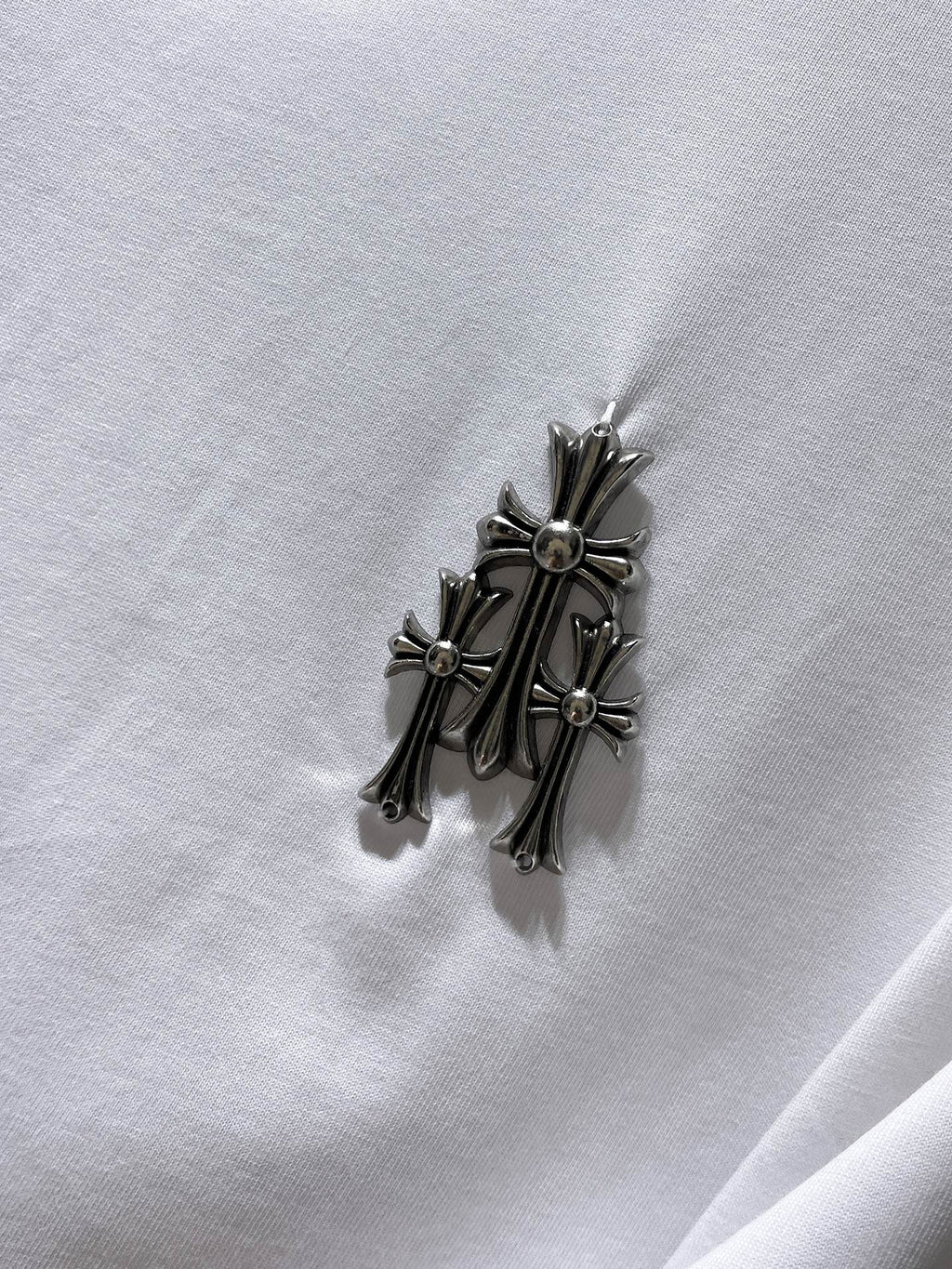 Cross Charm Spray Print Horseshoe White T-Shirt™