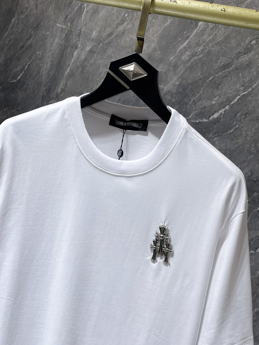 Cross Charm Spray Print Horseshoe White T-Shirt™