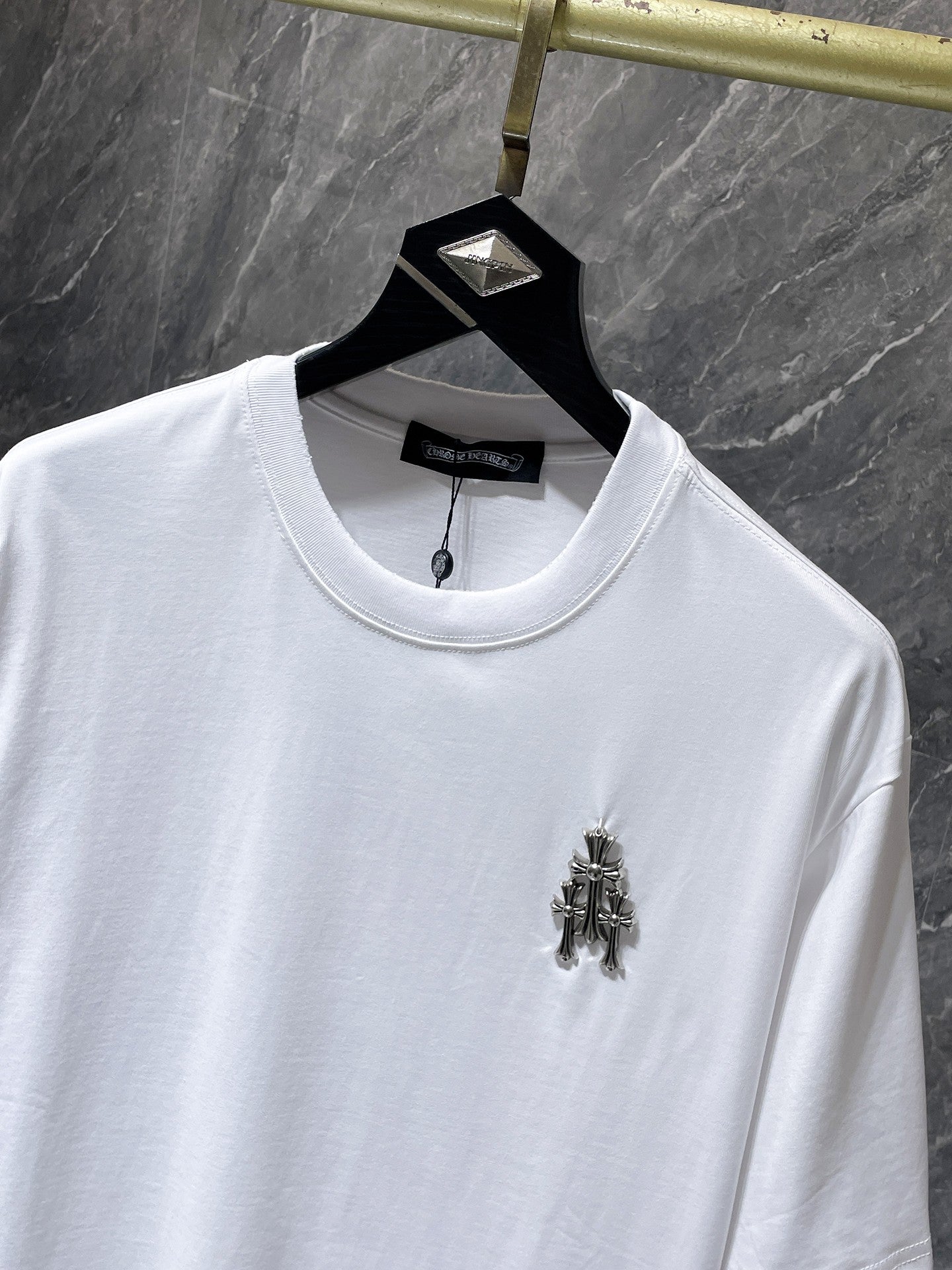 Cross Charm Spray Print Horseshoe White T-Shirt™