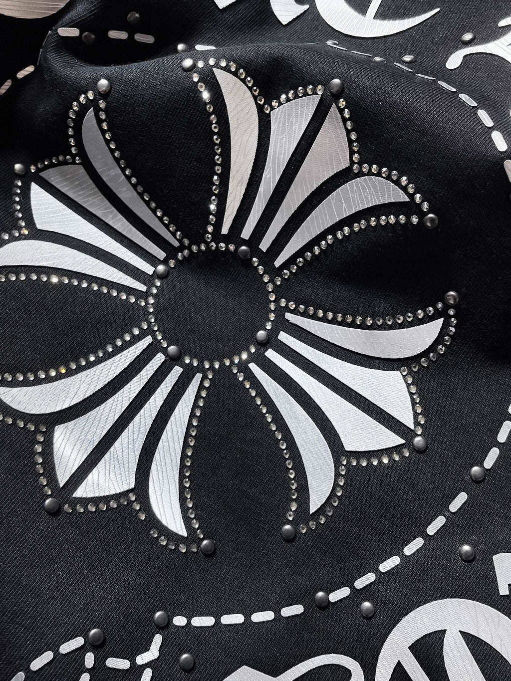 Dotted Horseshoe Cross Black T-Shirt™