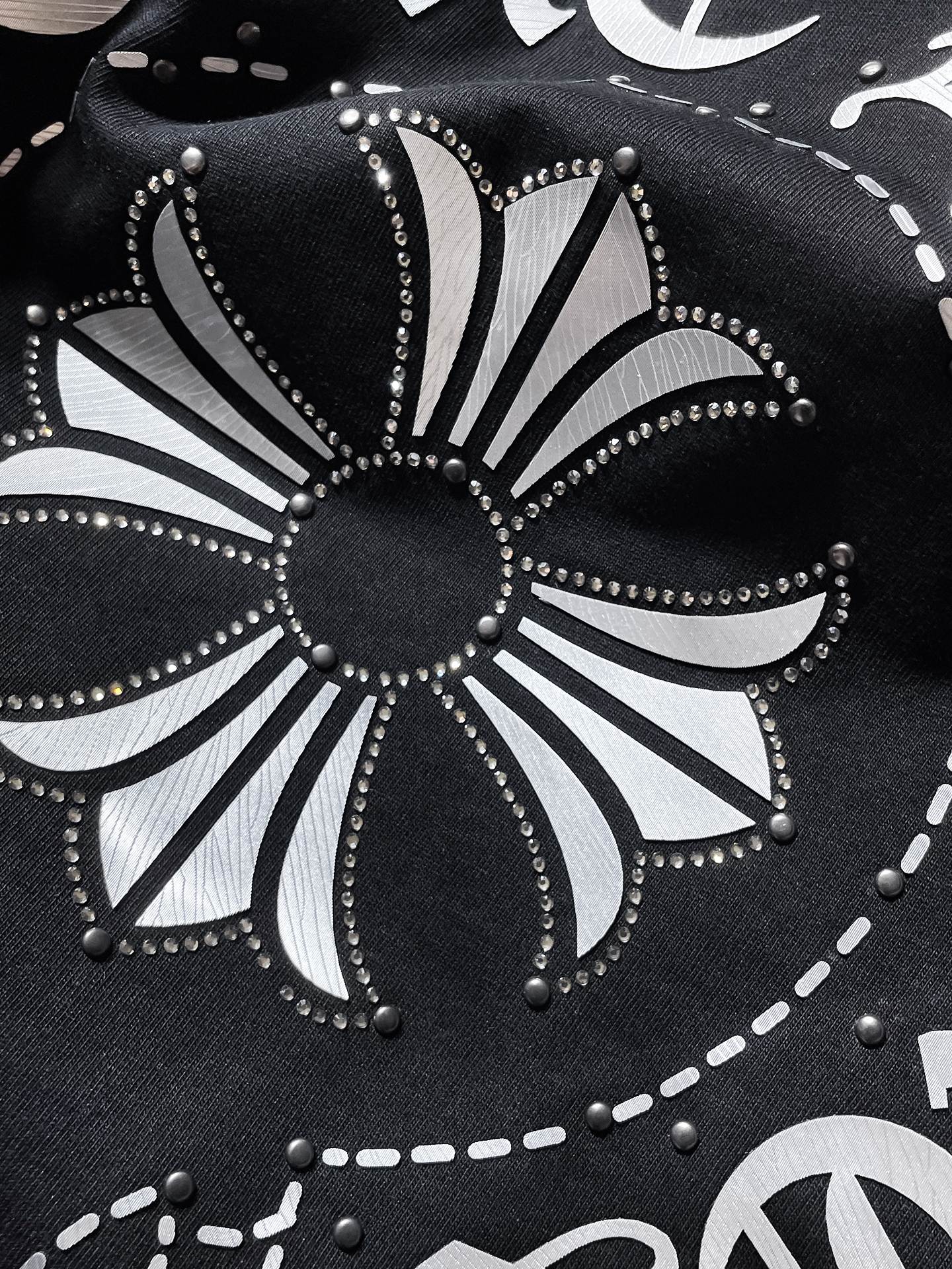 Dotted Horseshoe Cross Black T-Shirt™