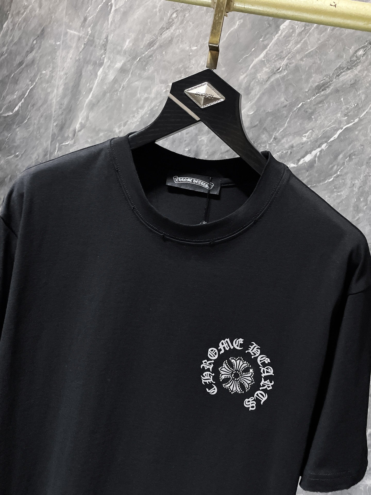 Dotted Horseshoe Cross Black T-Shirt™